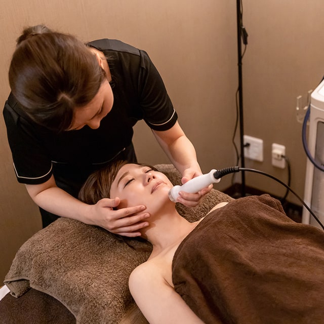 Googleマップの検索結果からLINEへ直接誘導し、初回予約率を大幅に改善。